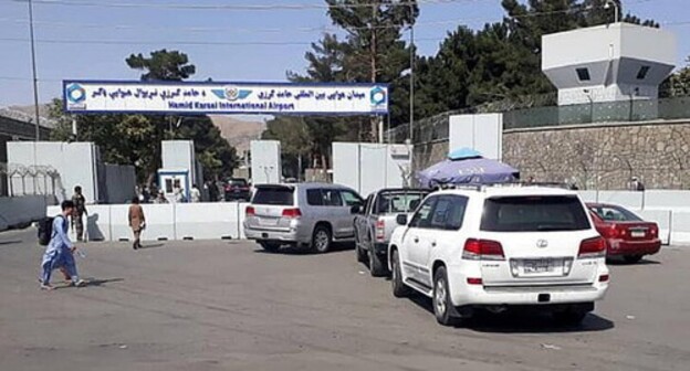 Afghan police check cars at the entrance gates of Hamid Karzai International Airport in Kabul, August 15, 2021. Photo: REUTERS/Stringer Afghan police check cars at the entrance gates of Hamid Karzai International Airport in Kabul, August 15, 2021. Photo: REUTERS/Stringer