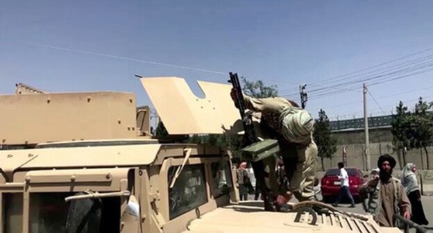 A Taliban fighter on the roof of an armored vehicle loads a cannon near an airport in Kabul, Afghanistan, August 16, 2021. Photo: REUTERS/TV via A Taliban fighter on the roof of an armored vehicle loads a cannon near an airport in Kabul, Afghanistan, August 16, 2021. Photo: REUTERS/TV via