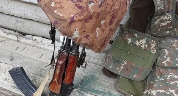 A gun and personal belongings of an Armenian soldier. Photo by Alvard Grigoryan for the Caucasian Knot A gun and personal belongings of an Armenian soldier. Photo by Alvard Grigoryan for the Caucasian Knot