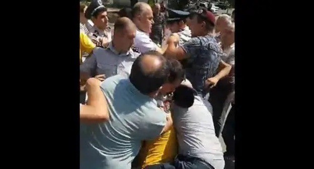 Protest action against construction of a high-rise building in Yerevan. Screenshot: http://yerevan.today/all/society/88236/larvats-iravichak-ev-qashqshouk-ostikanneri-ev-bnakichneri-midjev-erevanoum/ Protest action against construction of a high-rise building in Yerevan. Screenshot: http://yerevan.today/all/society/88236/larvats-iravichak-ev-qashqshouk-ostikanneri-ev-bnakichneri-midjev-erevanoum/