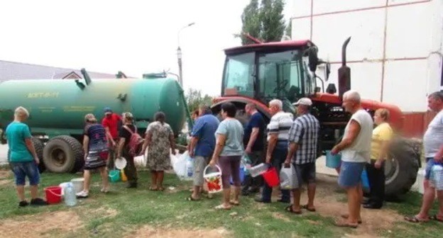 People stand in line to the water truck, Svetly Yar. Photo by Vyacheslav Yaschenko for the Caucasian Knot People stand in line to the water truck, Svetly Yar. Photo by Vyacheslav Yaschenko for the Caucasian Knot