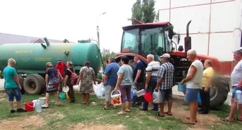 People stand in line to the water truck, Svetly Yar. Photo by Vyacheslav Yaschenko for the Caucasian Knot People stand in line to the water truck, Svetly Yar. Photo by Vyacheslav Yaschenko for the Caucasian Knot