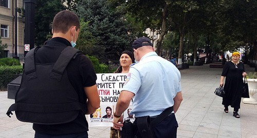 The police officers asked women protesters to write explanatory notes. August 23, 2021. Photo by Rasul Magomedov for the "Caucasian Knot" The police officers asked women protesters to write explanatory notes. August 23, 2021. Photo by Rasul Magomedov for the "Caucasian Knot"