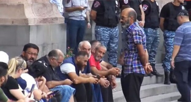 A protest rally held by the relatives of the soldiers who disappeared in Nagorno-Karabakh. Yerevan, August 27, 2021. Screenshot of the video https://armeniatoday.news/общество/345113/ A protest rally held by the relatives of the soldiers who disappeared in Nagorno-Karabakh. Yerevan, August 27, 2021. Screenshot of the video https://armeniatoday.news/общество/345113/