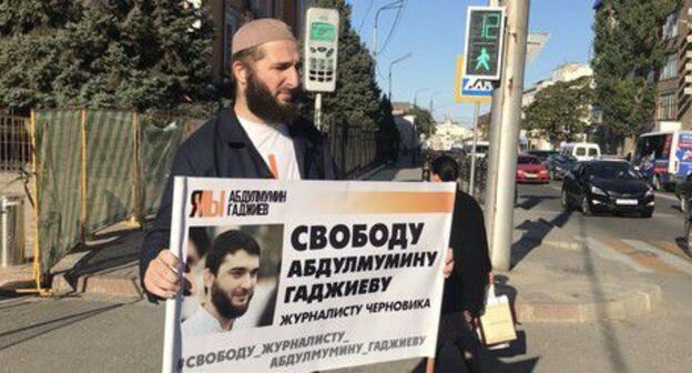 Journalist Idris Yusupov holds solo picket in support of Abdulmumin Gadjiev, October 14, 2019. Photo by Patimat Makhmudova for the Caucasian Knot Journalist Idris Yusupov holds solo picket in support of Abdulmumin Gadjiev, October 14, 2019. Photo by Patimat Makhmudova for the Caucasian Knot