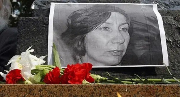 Flowers under the portrait of Natalia Estemirova. Photo: REUTERS/Denis Sinyakov Flowers under the portrait of Natalia Estemirova. Photo: REUTERS/Denis Sinyakov