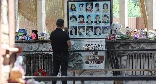 Residents of North Ossetia come to the place of tragedy in Beslan to commemorate the terror act victims, September 1, 2021. Photo by Tamara Agkatseva for the Caucasian Knot Residents of North Ossetia come to the place of tragedy in Beslan to commemorate the terror act victims, September 1, 2021. Photo by Tamara Agkatseva for the Caucasian Knot