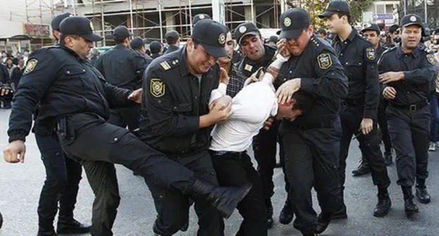 Policemen detain an activist. Photo: REUTERS/David Mdzinarishvili Policemen detain an activist. Photo: REUTERS/David Mdzinarishvili