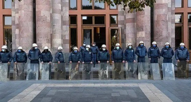 Policemen at the Armenian government building. Photo: REUTERS/Artem Mikryukov Policemen at the Armenian government building. Photo: REUTERS/Artem Mikryukov
