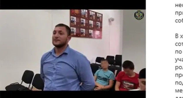 Video record of a preventive conversation with residents of Argun at a police station. Screenshot: http://www.instagram.com/p/CTU8M5coHYB/ Video record of a preventive conversation with residents of Argun at a police station. Screenshot: http://www.instagram.com/p/CTU8M5coHYB/