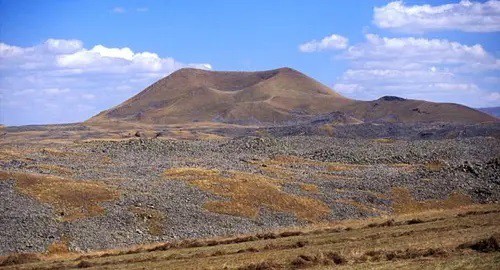 Porak Volcano on the Armenia-Azerbaijan border. Photo: Jim Luhr, http://ru.wikipedia.org/wiki/Азербайджано-армянская_граница Porak Volcano on the Armenia-Azerbaijan border. Photo: Jim Luhr, http://ru.wikipedia.org/wiki/Азербайджано-армянская_граница
