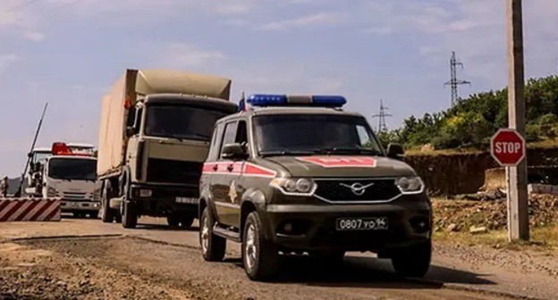 Peacekeepers carry construction materials to the Martuninsky District. Photo: press service of the Ministry of Defence of Russia Peacekeepers carry construction materials to the Martuninsky District. Photo: press service of the Ministry of Defence of Russia