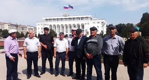 Deputies of the Urma village (Levashinsky District) the government building in Makhachkala, September 13, 2021. Photo by Rasul Magomedov for the Caucasian Knot Deputies of the Urma village (Levashinsky District) the government building in Makhachkala, September 13, 2021. Photo by Rasul Magomedov for the Caucasian Knot