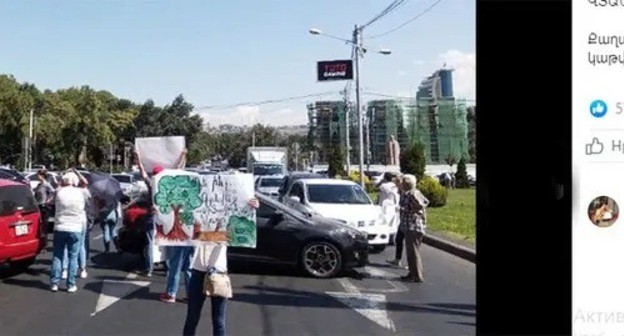 Action of defenders of a park in the “Fizgorodok” residential microdistrict in Yerevan. Screenshot: http://web.facebok.com/FizGorodok/Photos/a.4417677211626849/4442311319163438 Action of defenders of a park in the “Fizgorodok” residential microdistrict in Yerevan. Screenshot: http://web.facebok.com/FizGorodok/Photos/a.4417677211626849/4442311319163438