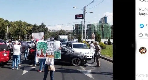 Action of defenders of a park in the “Fizgorodok” residential microdistrict in Yerevan. Screenshot: http://web.facebok.com/FizGorodok/Photos/a.4417677211626849/4442311319163438 Action of defenders of a park in the “Fizgorodok” residential microdistrict in Yerevan. Screenshot: http://web.facebok.com/FizGorodok/Photos/a.4417677211626849/4442311319163438