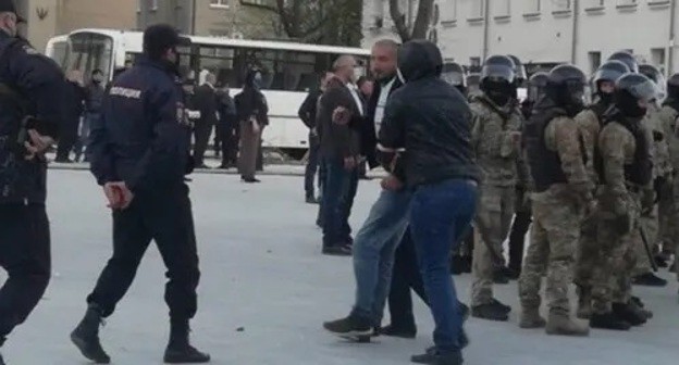Police detain a participant of a protest rally in Vladikavkaz, April 20, 2020. Photo by Emma Marzoeva for the Caucasian Knot Police detain a participant of a protest rally in Vladikavkaz, April 20, 2020. Photo by Emma Marzoeva for the Caucasian Knot