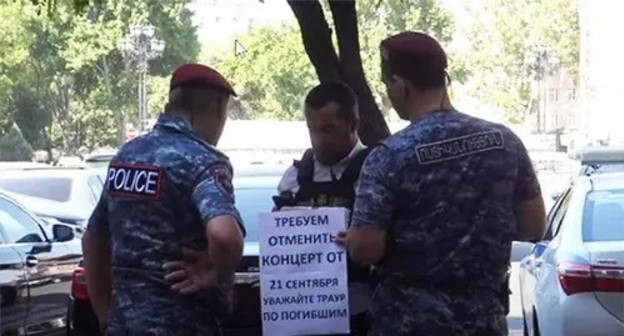 Policemen detain a resident of Armenia, who went to a picket. Screenshot: http://www.youtube.com/watch?v=-19al8Pe7vQ Policemen detain a resident of Armenia, who went to a picket. Screenshot: http://www.youtube.com/watch?v=-19al8Pe7vQ