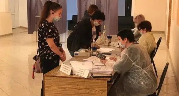 Residents of Donbass at a polling station in in Krasny Sulin. Photo by Vyacheslav Prudnikov for the Caucasian Knot Residents of Donbass at a polling station in in Krasny Sulin. Photo by Vyacheslav Prudnikov for the Caucasian Knot