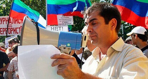 Khadjimurad Kamalov at the rally against police harassment. Makhachkala, 2008. Photo: http://www.chernovik.net Khadjimurad Kamalov at the rally against police harassment. Makhachkala, 2008. Photo: http://www.chernovik.net