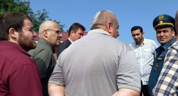 Residents of the village of Nizhnie Achaluki talk to Ingush officials. Photo by Adam Kostoev for the "Caucasian Knot" Residents of the village of Nizhnie Achaluki talk to Ingush officials. Photo by Adam Kostoev for the "Caucasian Knot"