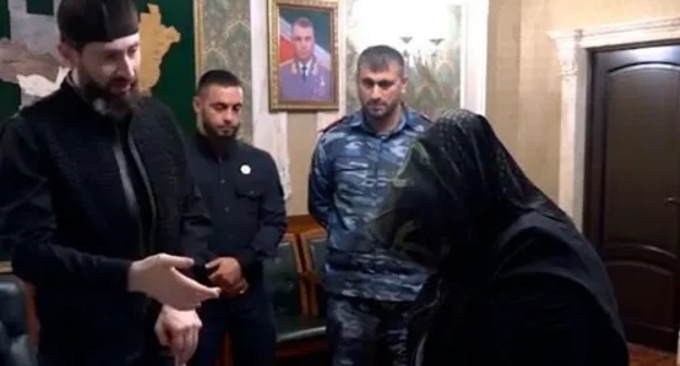 Adam Elzhurkaev, head of the Islamic Medicine Centre, scolds Argun resident for practicing witchcraft. Screenshot: http://www.instagram.com/p/CUQcc5XDDVE/ Adam Elzhurkaev, head of the Islamic Medicine Centre, scolds Argun resident for practicing witchcraft. Screenshot: http://www.instagram.com/p/CUQcc5XDDVE/