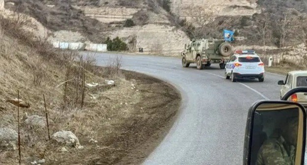 Russian peacekeepers accompany vehicle coming from Azerbaijan, Lachin District, February 2021. Photo by Aziz Karimov for the Caucasian Knot Russian peacekeepers accompany vehicle coming from Azerbaijan, Lachin District, February 2021. Photo by Aziz Karimov for the Caucasian Knot