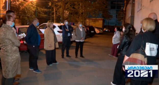 On September 27, several dozen residents of Tbilisi went out to a protest action in Shartava Street demanding to stop the construction of a 38-storey building. Screenshot: http://www.rustavi2.ge/ka/news/210588 On September 27, several dozen residents of Tbilisi went out to a protest action in Shartava Street demanding to stop the construction of a 38-storey building. Screenshot: http://www.rustavi2.ge/ka/news/210588