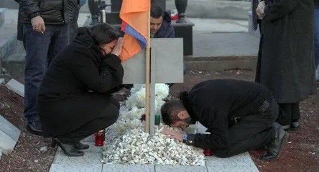 At a grave in the cemetery of the Yerablur military pantheon on the day of nationwide mourning for those killed in the Nagorno-Karabakh conflict, Yerevan, Armenia, December 19, 2020. Photo: REUTERS/Artem Mikryokov At a grave in the cemetery of the Yerablur military pantheon on the day of nationwide mourning for those killed in the Nagorno-Karabakh conflict, Yerevan, Armenia, December 19, 2020. Photo: REUTERS/Artem Mikryokov