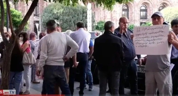 Several dozen activists of the “Dashnaktsutyun” Party hold a protest action in Yerevan. Screenshot: http://www.youtube.com/watch?v=XN4K9Tx6WOQ Several dozen activists of the “Dashnaktsutyun” Party hold a protest action in Yerevan. Screenshot: http://www.youtube.com/watch?v=XN4K9Tx6WOQ