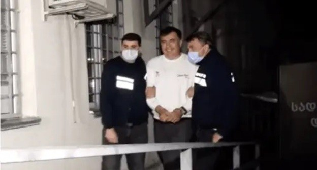 Police accompany Mikhail Saakashvili to Rustavskaya prison, October 1, 2021. Screenshot: http://www.facebook.com/watch/?ref=external&&v=1490796041293652 Police accompany Mikhail Saakashvili to Rustavskaya prison, October 1, 2021. Screenshot: http://www.facebook.com/watch/?ref=external&&v=1490796041293652