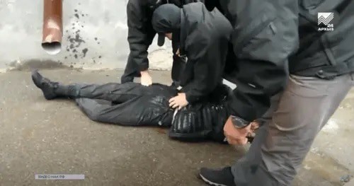 Screenshot of video recording the detention of an alleged terrorist in Cherkessk, http://www.youtube.com/watch?v=–e3ueZ87LIE Screenshot of video recording the detention of an alleged terrorist in Cherkessk, http://www.youtube.com/watch?v=–e3ueZ87LIE