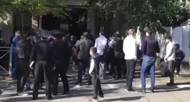 Policemen at the school where tragic accident took place. Screenshot from video posted by RIDUS: http://www.ridus.ru/news/364059 Policemen at the school where tragic accident took place. Screenshot from video posted by RIDUS: http://www.ridus.ru/news/364059