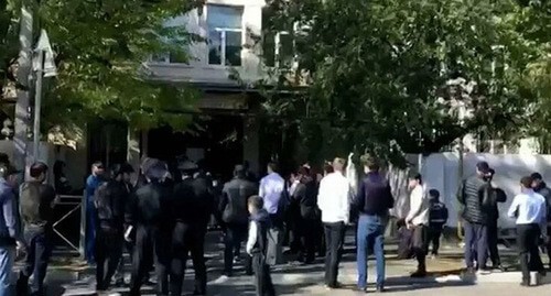 People gather at the school No. 51. Screenshot: Telegram Channel 112 People gather at the school No. 51. Screenshot: Telegram Channel 112