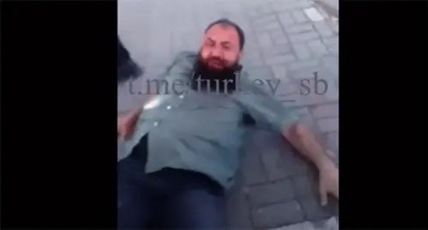 Screenshot of a video record with beating of a former Chechen law enforcer in Instanbul. Screenshot: http://www.youtube.com/watch?v=ysgO42WWwMw Screenshot of a video record with beating of a former Chechen law enforcer in Instanbul. Screenshot: http://www.youtube.com/watch?v=ysgO42WWwMw