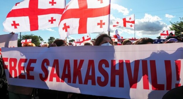 Followers of Mikhail Saakashvili with banners and flags of Georgia, October 4, 2021. Photo: REUTERS/Irakli Gedenidze Followers of Mikhail Saakashvili with banners and flags of Georgia, October 4, 2021. Photo: REUTERS/Irakli Gedenidze