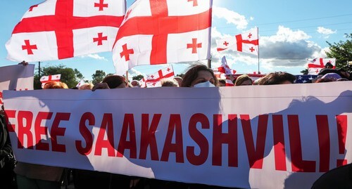 Followers of Mikhail Saakashvili with banners and flags of Georgia, October 4, 2021. Photo: REUTERS/Irakli Gedenidze Followers of Mikhail Saakashvili with banners and flags of Georgia, October 4, 2021. Photo: REUTERS/Irakli Gedenidze