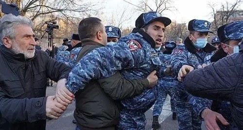 Policemen trying to stop protesters at an opposition rally in Yerevan, March 2021. Photo: REUTERS/Artem Mikryukov Policemen trying to stop protesters at an opposition rally in Yerevan, March 2021. Photo: REUTERS/Artem Mikryukov