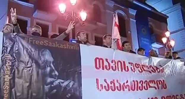 Activists of the "United National Movement" Party hold a protest action near Rustavi Prison. Screenshot: http://www.rustavi2.ge/ka/news/212045 Activists of the "United National Movement" Party hold a protest action near Rustavi Prison. Screenshot: http://www.rustavi2.ge/ka/news/212045