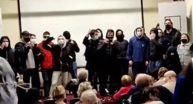 A group of young people burst into the office of the Human Rights Centre (HRC) "Memorial"*. Screenshot: http://t.me/sotavision/29356 A group of young people burst into the office of the Human Rights Centre (HRC) "Memorial"*. Screenshot: http://t.me/sotavision/29356