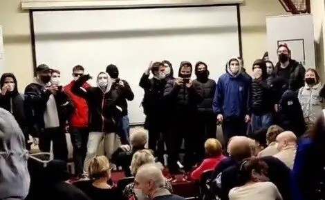 A group of young people burst into the office of the Human Rights Centre (HRC) "Memorial"*. Screenshot: http://t.me/sotavision/29356 A group of young people burst into the office of the Human Rights Centre (HRC) "Memorial"*. Screenshot: http://t.me/sotavision/29356