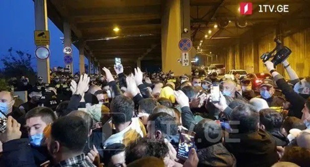 Rally in support of Mikhail Saakashvili near the Tbilisi residence of Bidzina Ivanishvili, October 16, 2021. Photo: http://cdn.1tv.ge/apps/uploads/2021/10/1634396021-aqcia.jpg Rally in support of Mikhail Saakashvili near the Tbilisi residence of Bidzina Ivanishvili, October 16, 2021. Photo: http://cdn.1tv.ge/apps/uploads/2021/10/1634396021-aqcia.jpg