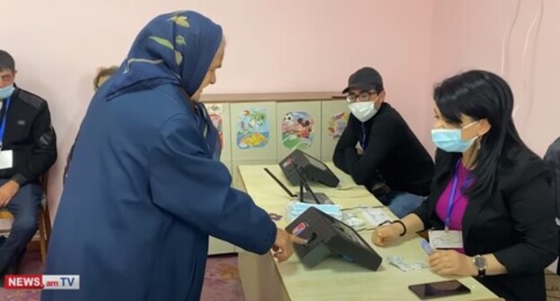 At a polling station in the city of Dilijan, October 17, 2021. Screenshot of the video on the NEWS AM YouTube channel https://www.youtube.com/watch?v=a39578ZVizM At a polling station in the city of Dilijan, October 17, 2021. Screenshot of the video on the NEWS AM YouTube channel https://www.youtube.com/watch?v=a39578ZVizM