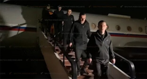 Armenian prisoners of war (POWs) returned home.
Screenshot of the video by the Sputnik Armenia https://www.youtube.com/watch?v=JdjxgwyMdr0 Armenian prisoners of war (POWs) returned home.
Screenshot of the video by the Sputnik Armenia https://www.youtube.com/watch?v=JdjxgwyMdr0