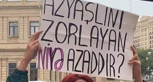 Feminist Gyulnara Mekhtieva is holding a poster saying, "Why rapist of a minor remains at large?" Photo: Parvana Gurbanly https://oc-media.org/ru/posle-goda-bezdeystviya-vlasti-azerbaydzhana-arestovali-podozrevaemogo-v-iznasilovanii-aktivistki/ Feminist Gyulnara Mekhtieva is holding a poster saying, "Why rapist of a minor remains at large?" Photo: Parvana Gurbanly https://oc-media.org/ru/posle-goda-bezdeystviya-vlasti-azerbaydzhana-arestovali-podozrevaemogo-v-iznasilovanii-aktivistki/