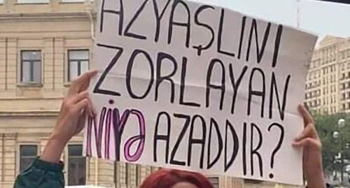 Feminist Gyulnara Mekhtieva is holding a poster saying, "Why rapist of a minor remains at large?" Photo: Parvana Gurbanly https://oc-media.org/ru/posle-goda-bezdeystviya-vlasti-azerbaydzhana-arestovali-podozrevaemogo-v-iznasilovanii-aktivistki/ Feminist Gyulnara Mekhtieva is holding a poster saying, "Why rapist of a minor remains at large?" Photo: Parvana Gurbanly https://oc-media.org/ru/posle-goda-bezdeystviya-vlasti-azerbaydzhana-arestovali-podozrevaemogo-v-iznasilovanii-aktivistki/