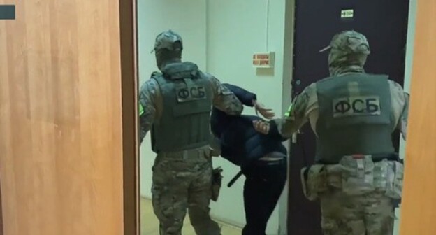 The detention of a suspect of preparing a terror act. Photo https://tvzvezda.ru/news/20211022951-EVUZ2.html The detention of a suspect of preparing a terror act. Photo https://tvzvezda.ru/news/20211022951-EVUZ2.html