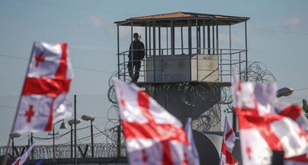 Flags of Mikhail Saakashvili’s supporters in front of the prison in Rustavi. Photo: REUTERS/Ираклий Геденидзе Flags of Mikhail Saakashvili’s supporters in front of the prison in Rustavi. Photo: REUTERS/Ираклий Геденидзе