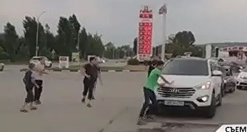 A group of teenagers block passage of wedding corteges asking for money rewards according to the Chechen tradition. Screenshot: https://www.instagram.com/p/CVYe41yob5Z/ A group of teenagers block passage of wedding corteges asking for money rewards according to the Chechen tradition. Screenshot: https://www.instagram.com/p/CVYe41yob5Z/