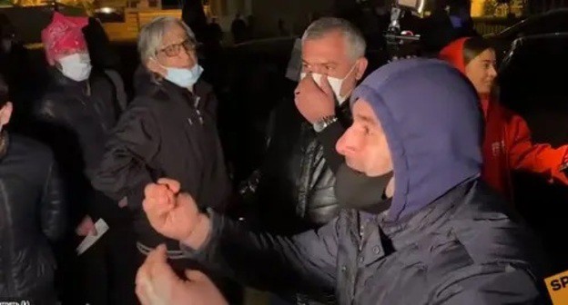 Opponents of Mikhail Saakashvili gather in front of Rustavi Prison. Screenshot: Sputnik Georgia, https://www.youtube.com/watch?v=3F1tIL0TPBk Opponents of Mikhail Saakashvili gather in front of Rustavi Prison. Screenshot: Sputnik Georgia, https://www.youtube.com/watch?v=3F1tIL0TPBk