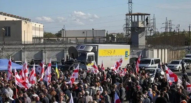 Mikhail Saakashvili's supporters at Rustavi Prison. Photo: REUTERS/Irakli Gedenidze Mikhail Saakashvili's supporters at Rustavi Prison. Photo: REUTERS/Irakli Gedenidze